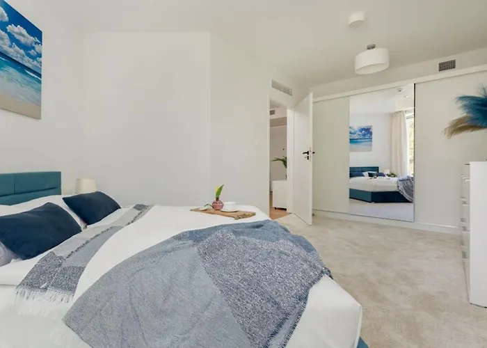 Beachfront With Indoor Pool And Sauna Feriehus *